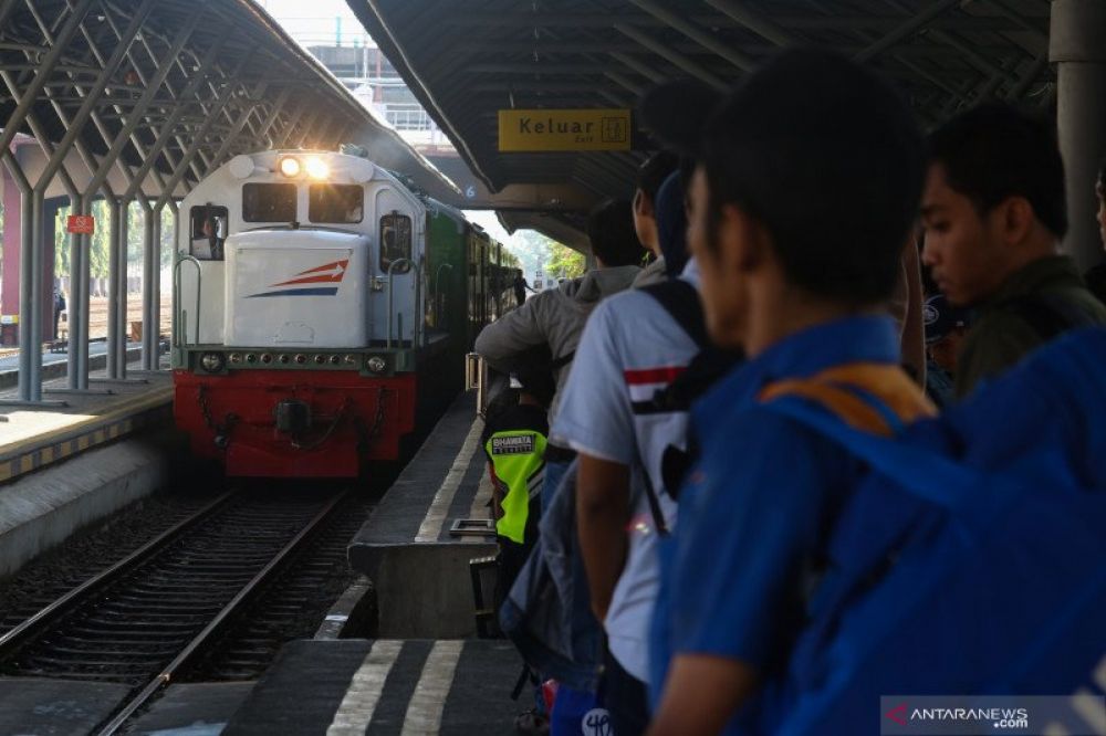 Penumpang menunggu kereta api di Stasiun Gubeng Surabaya, Jawa Timur. (Foto: Antara)