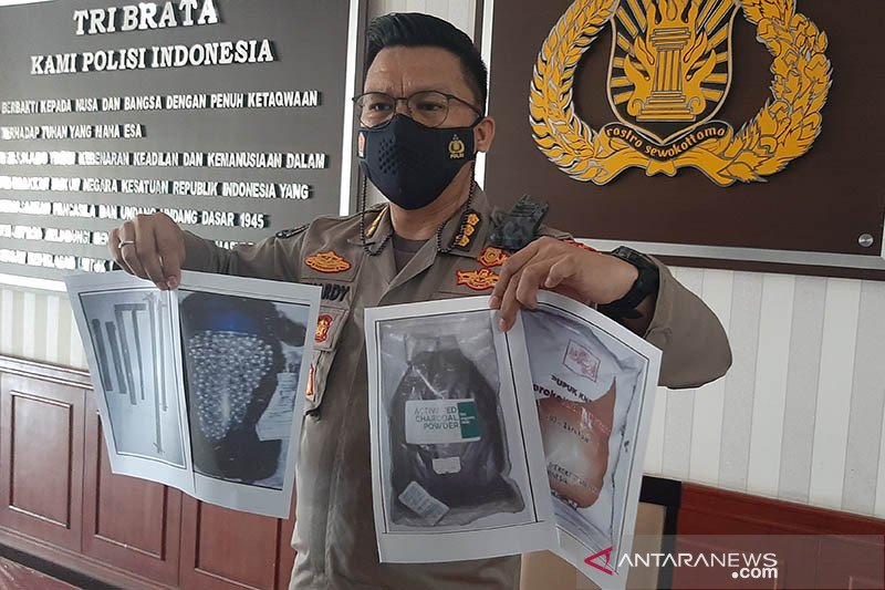Kepala Bidang Humas Polda Aceh Kombes Pol Winardy memperlihatkan foto barang bukti penangkapan terduga teroris di Mapolda Aceh di Banda Aceh, Sabtu (23/1/2021). Antara Aceh/M Haris SA

