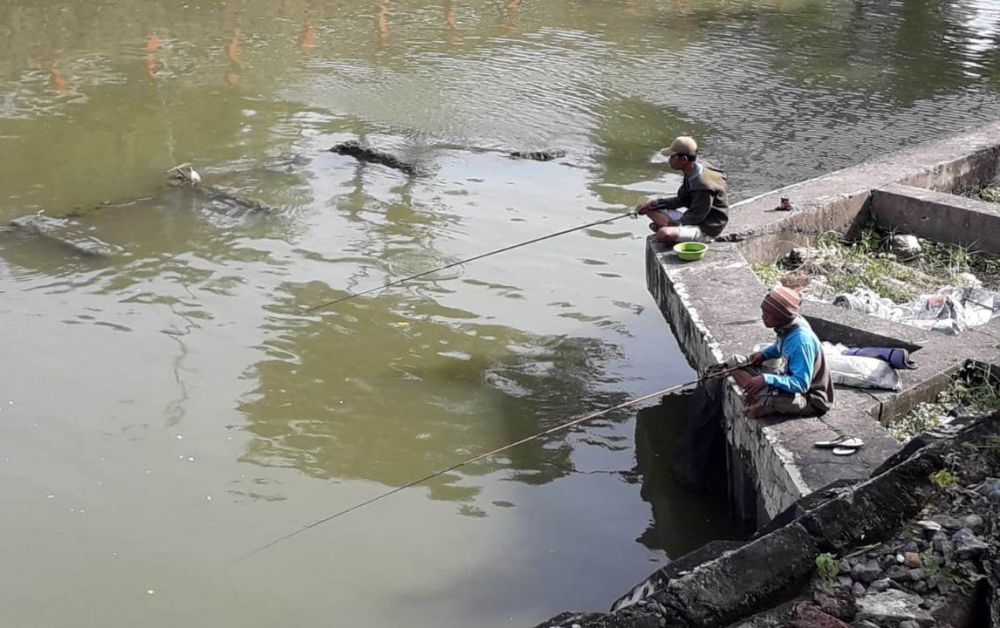 SANTUY: Menunggu berbuka dengan memancing di Rolak Gunungsari. HMP/Prasetyo