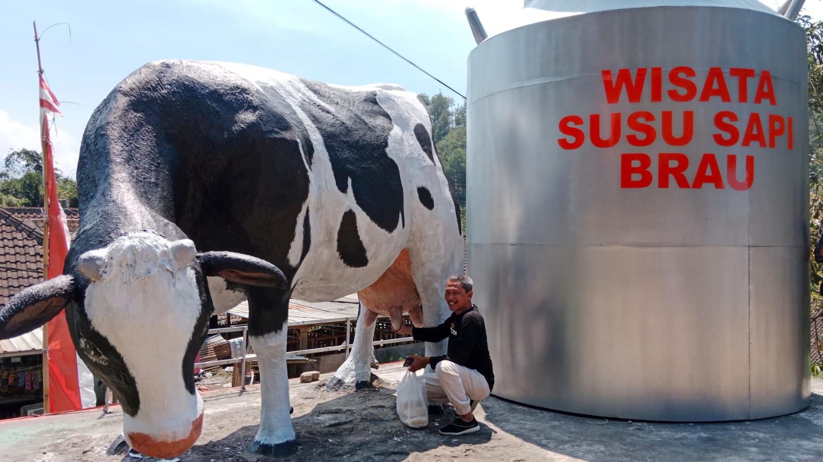 Dusun Brau, Desa Gunungsari, Kecamatan Bumiaji, Kota Batu merupakan sentra peternakan dan pengolahan susu sapi yang sudah dikenal.

