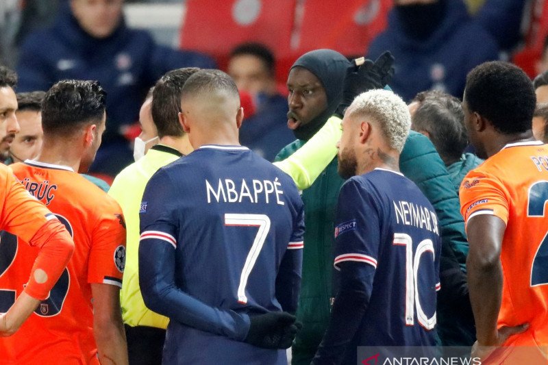 Wasit Ovidiu Hategan berbicara dengan pemain Istanbul Basaksehir Demba Ba saat pertandingan dihentikan menyusul adanya dugaan hinaan rasis saat tim melawan Paris St. Germain pada laga Liga Champions Grup H di Parc des Princess, Paris, Prancis, Selasa (8/1