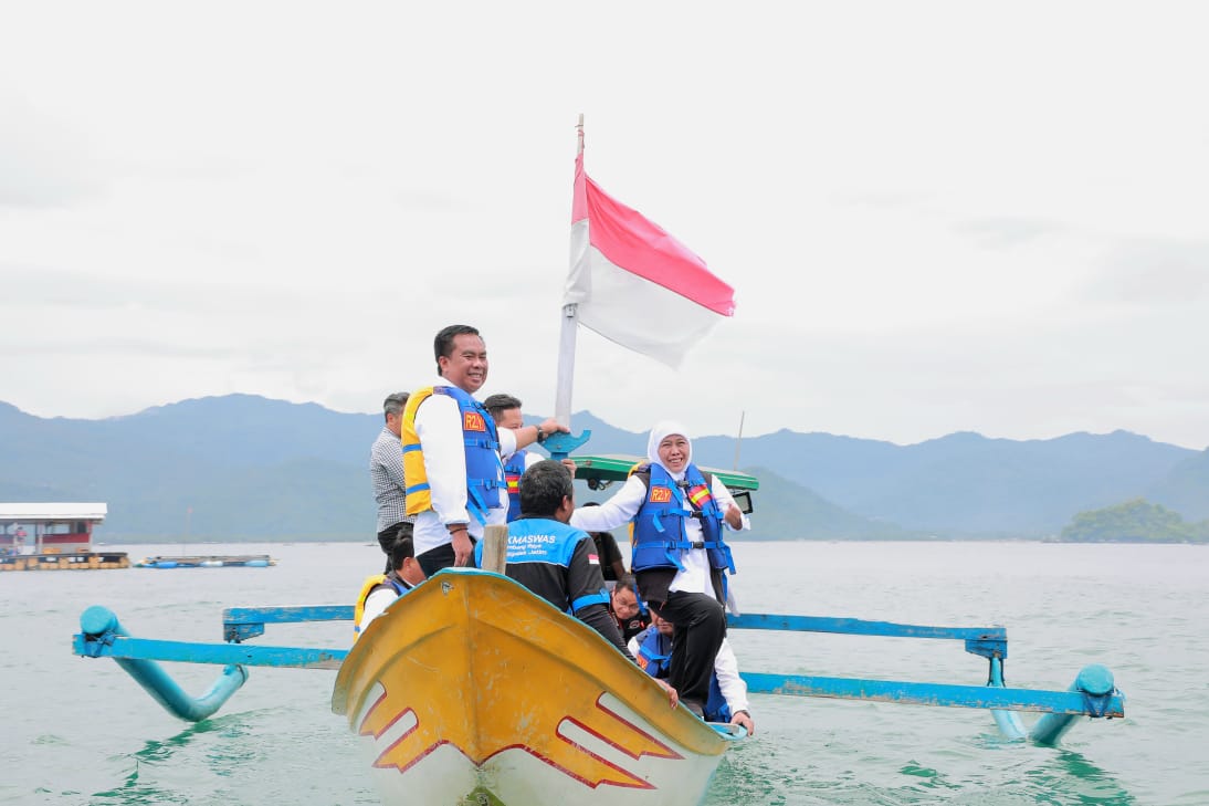 Gubernur Jawa Timur Khofifah Indar Parawansa meninjau berbagai program pemulihan habita laut di Pantai Mutiara Trenggalek dan Hutan Mangrove Cengkrong , Kabupaten Trenggalek, Jumat (17/2).

