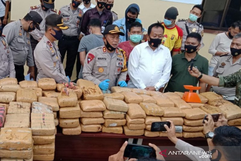 Kapolres Empat Lawang, AKBP Wahyu saat memberi keterangan pers pasca menggagalkan penyelundupan 748 kilogram ganja kering, Senin (28/9) (ANTARA/HO20)

