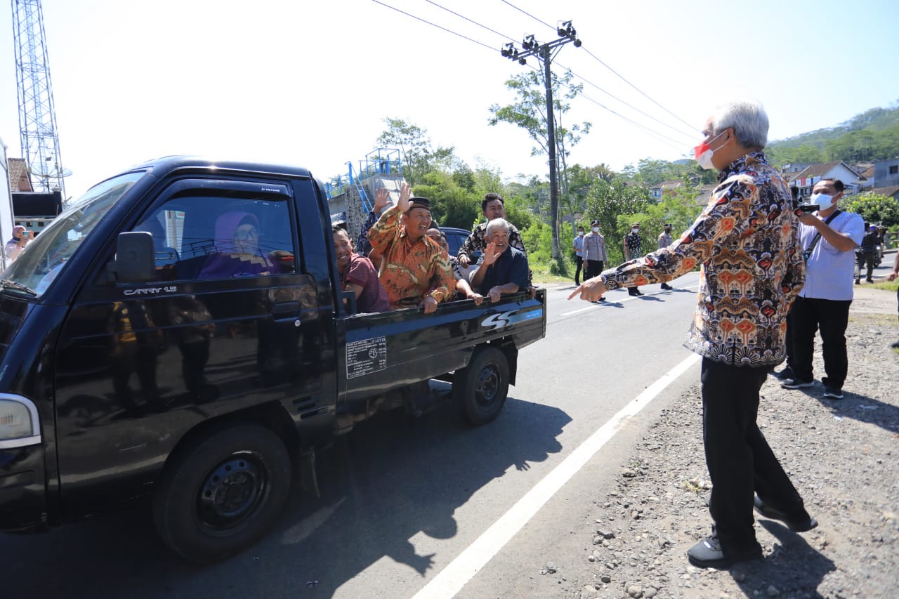 Ganjar meninjau hasil bantuan keuangan Pemprov Jateng untuk infrastruktur jalan sejauh 5,5 kilometer, di Desa Gedongsari, Kecamatan Jumo, Kabupaten Temanggung, Rabu (29/6/2022). 