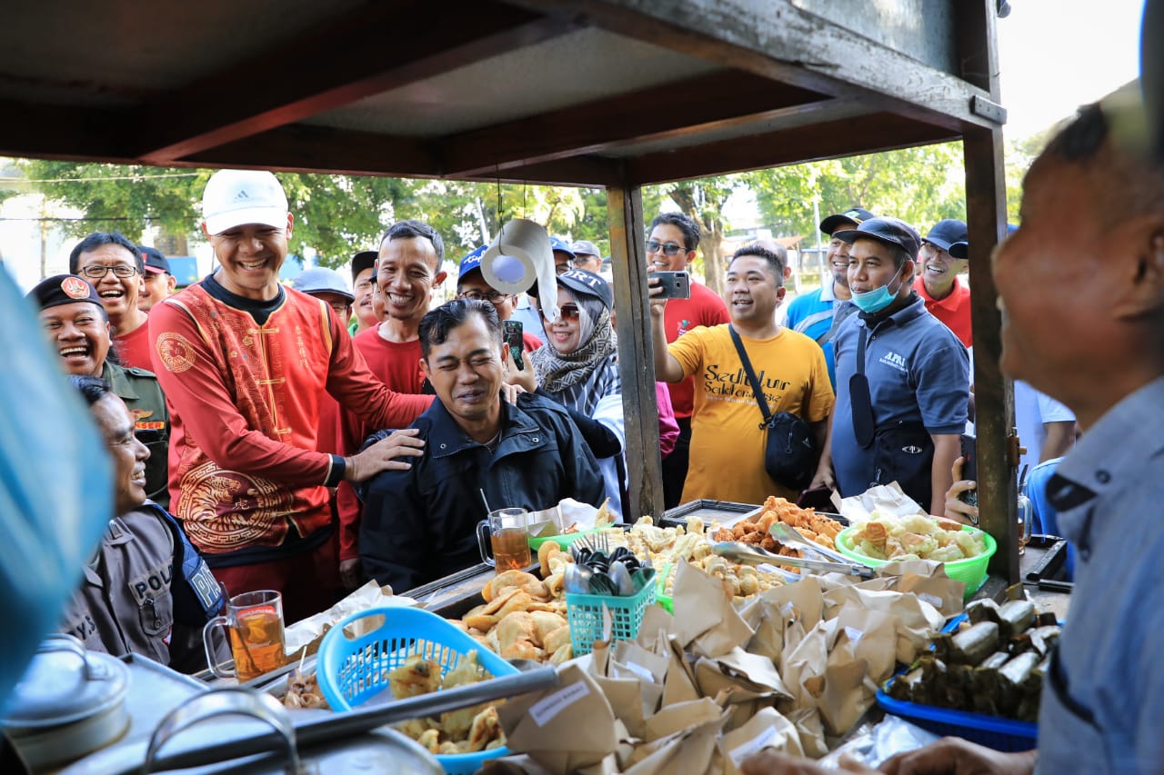 Gubernur Jawa Tengah, Ganjar Pranowo di sela sela acara  jalan sehat bersama masyarakat lintas agama di Stadion Diponegoro, Semarang, Sabtu (14/1/2023).