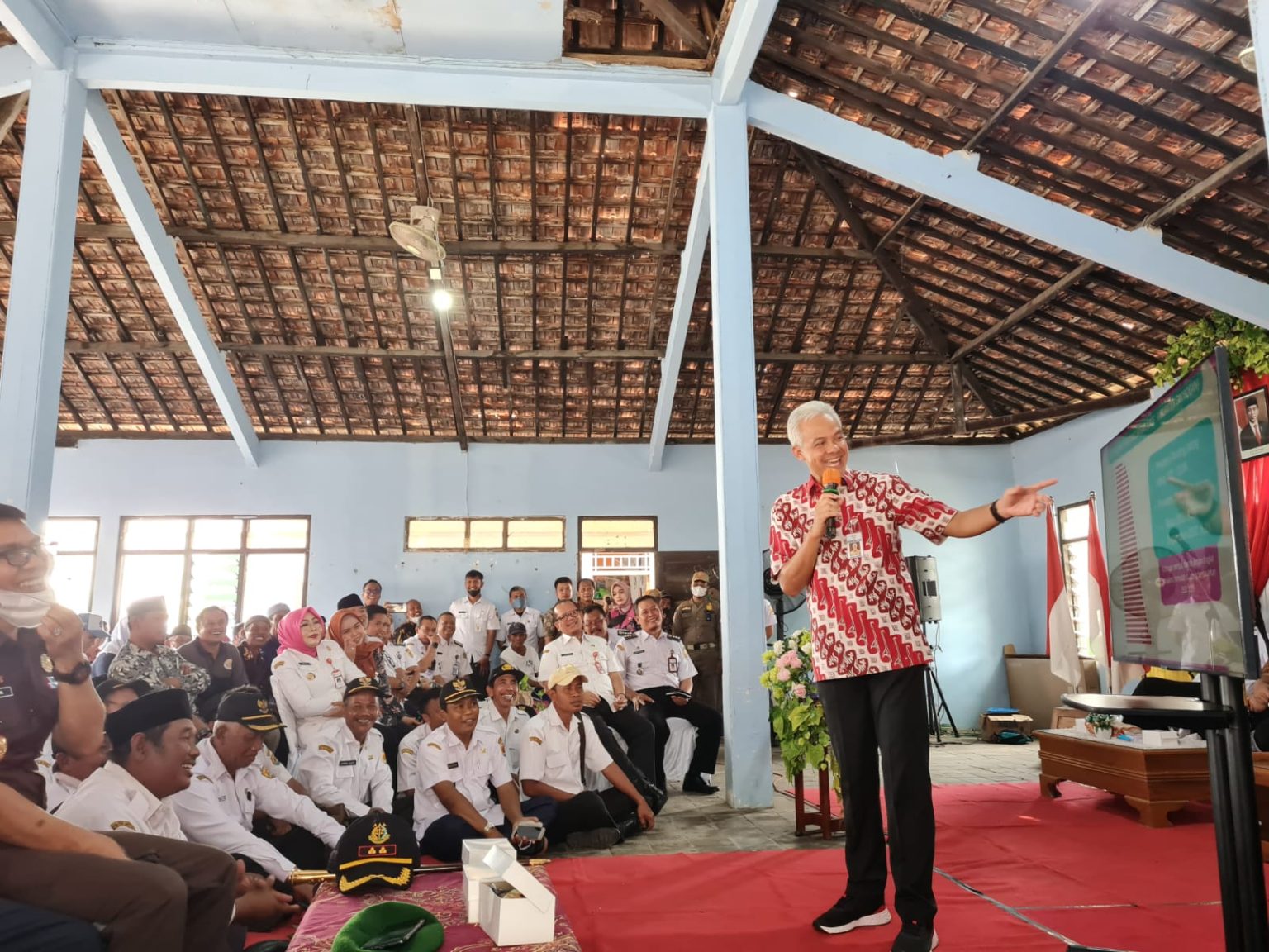 Gubernur Jawa Tengah Ganjar Pranowo saat di Balai Desa Mlilir, Kecamatan Gubug, Kabupaten Grobogan, Rabu (25/1/2023)