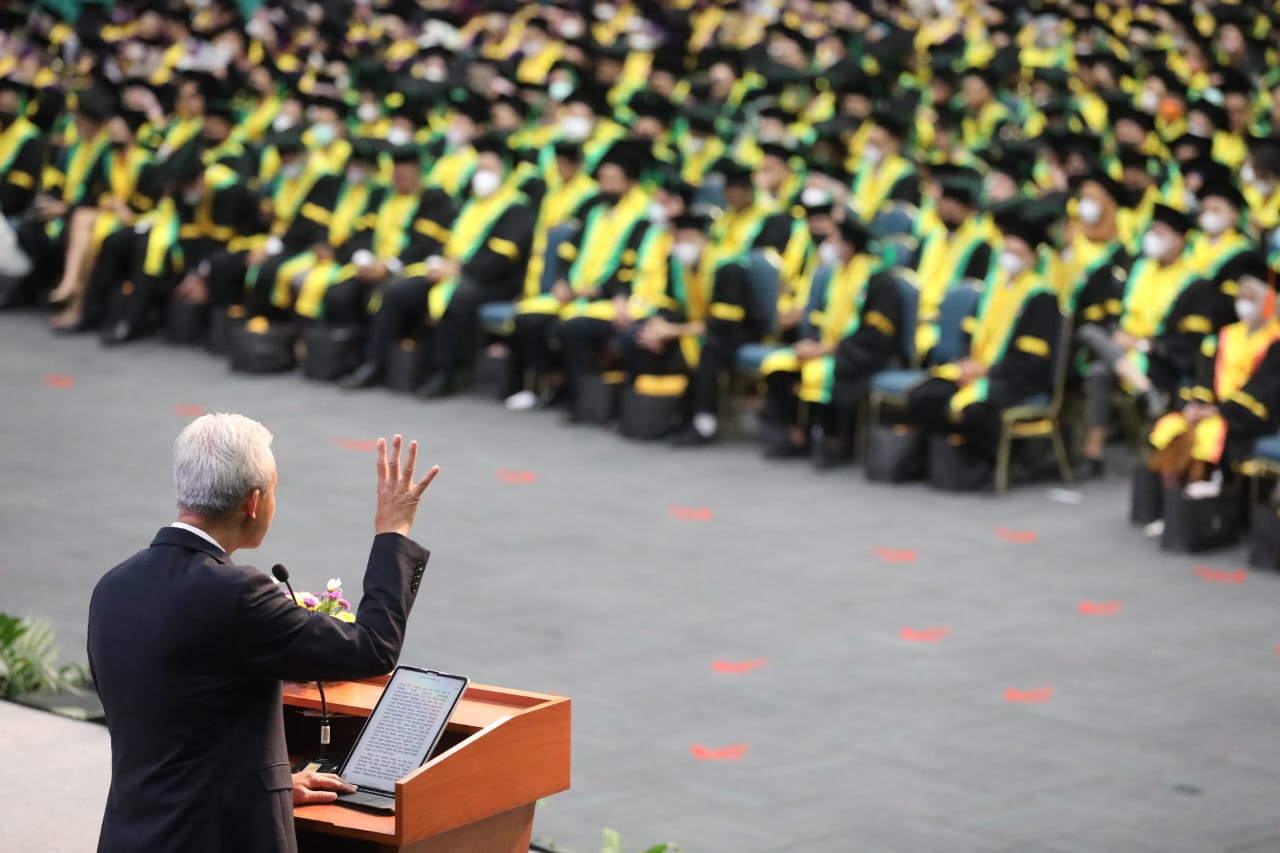 Ganjar saat memberikan orasi ilmiah Dies Natalis di hadapan 1.204 wisudawan Universitas Prof Dr Moestopo (Beragama), di Gedung Jakarta Convention Center (JCC), Kamis (19/1/2023)