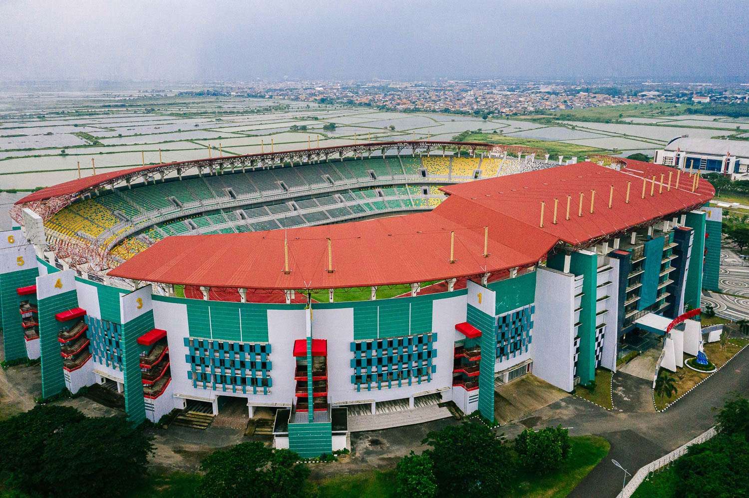 Pemerintah Kota (Pemkot) Surabaya menyambut hangat kedatangan perwakilan dari Federation Internationale de Football Association (FIFA) yang didampingi oleh jajaran PSSI, Sabtu (25/2/2023)