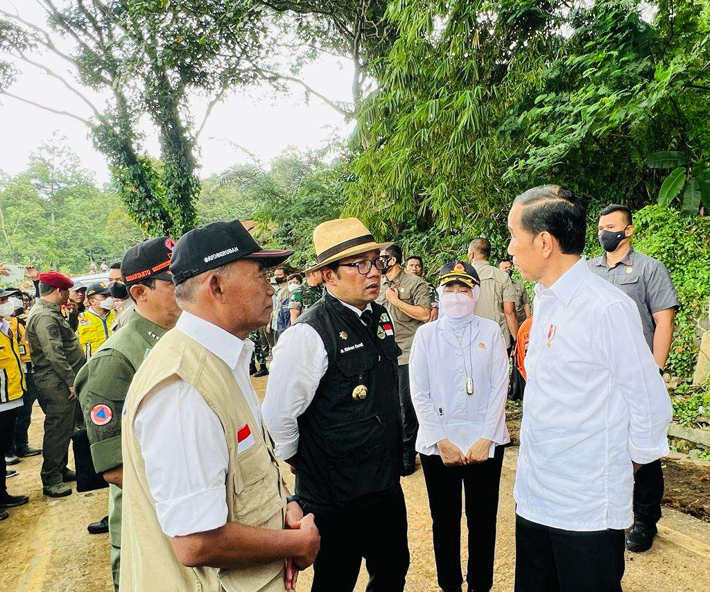 Presiden Joko Widodo meninjau langsung lokasi terdampak gempa bumi di Kecamatan Cugenang, Kabupaten Cianjur, Selasa (22/11/2022). 
