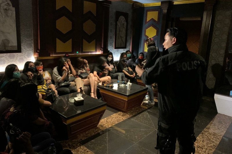 Direktur Tindak Pidana Umum Bareskrim Polri Brigjen Pol Ferdy Sambo (kanan) memimpin penggerebekan karaoke eksekutif Venesia BSD di Serpong Sub District, Tangerang Selatan, Banten, Rabu (19/8/2020) malam. Tempat hiburan malam itu diduga melakukan tindak p