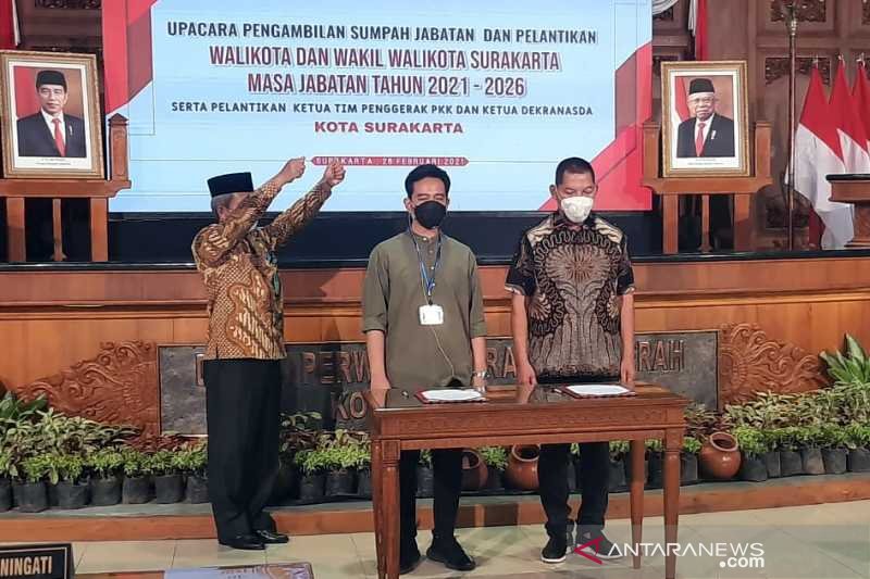 Pasangan Gibran Rakabuming Raka (kiri) dan Teguh Prakosa (kanan) saat mengikuti gladi bersih Pelantikan Wali Kota dan Wakil Wakil Kota Surakarta periode 2021-2026 di Graha Paripurna DPRd Kota Surakarta, Kamis. (ANTARA/Bambang Dwi Marwoto)

