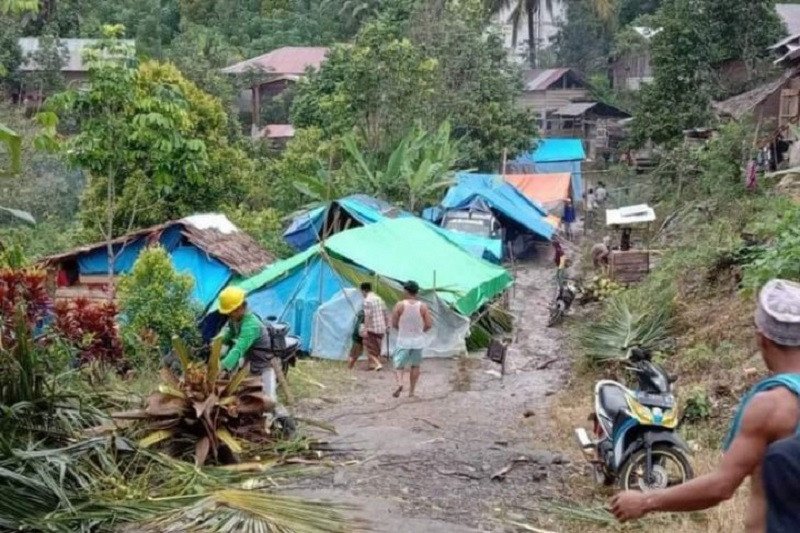 Sebanyak enam desa yang berada dititik gempa kecamatan Ulumanda Kabupaten Majene Provinsi Sulawesi Barat terisolir akibat akses jalan menuju desa itu tertimbun longsor, di Mamuju, Senin (18/01/2021). ANTARA/HO-Aspri

