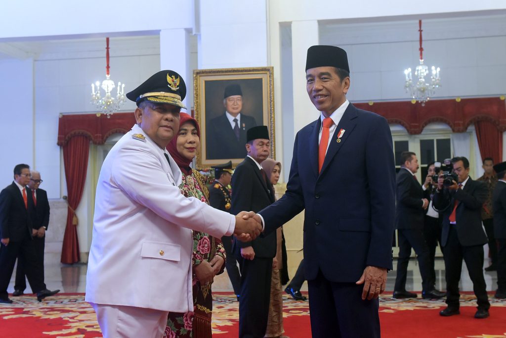 Presiden RI Joko Widodo (Jokowi) melantik Brigjen TNI (Purn) H. Edy Natar Nasution sebagai Gubernur Riau, di Istana Negara, Jakarta, Senin (27/11/2023)