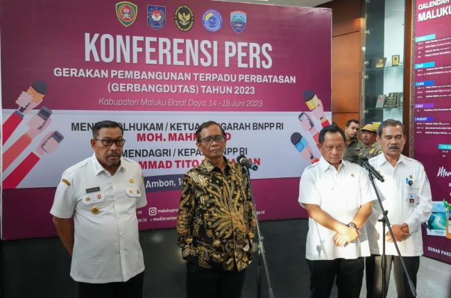 Gubernur Maluku Murad Ismail (kiri).