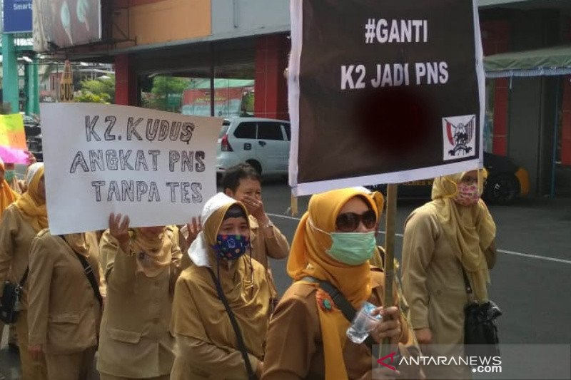 Sejumlah tenaga honorer kategori dua (K2) ketika masih berjuang agar diangkat sebagai pegawai negeri sipil (PNS). Kini sudah banyak yang diterima sebagai PNS dengan skema Pegawai Pemerintah dengan Perjanjian Kontrak (PPPK). (Ilustrasi). (ANTARA/Akhmad Naz
