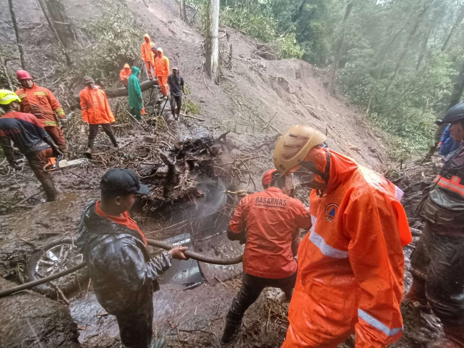Longsor terjadi di Jalan Raya Sumber Brantas, kawasan hutan Raden Soerjo, Blok Watulumpang, Kecamatan Pacet, Kabupaten Mojokerto, Jawa Timur, pada Kamis (3/4/2025) siang