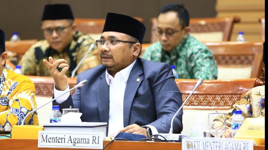  Menag Yaqut Cholil Qoumas saat memberikan paparan pada Rapat Kerja bersama Komisi VIII DPR
