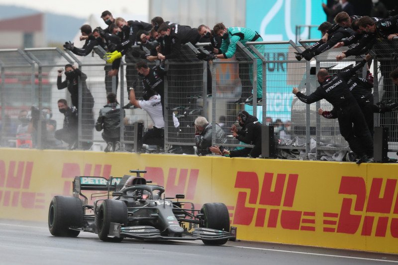 Pebalap tim Mercedes Lewis Hamilton menjuarai Grand Prix Turki di Sirkuit Istanbul Park, Istanbul. (15/11/2020) Reuters/Tolga Bozoglu

