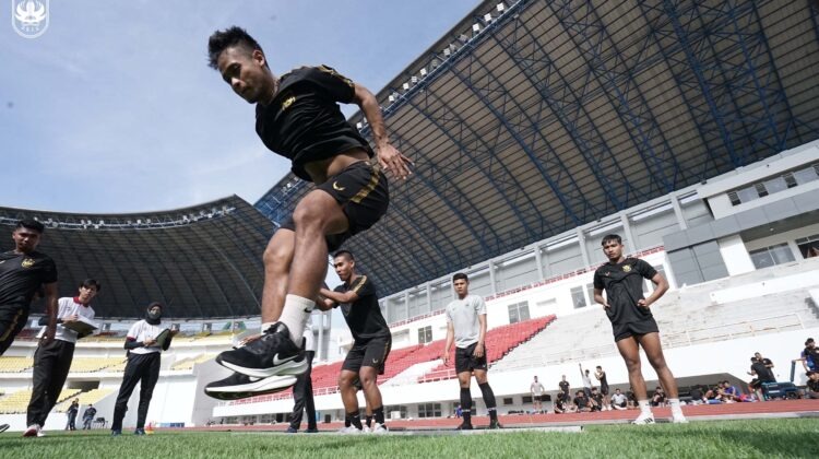 Para pemain PSIS Semarang melaksanakan tes fisik di awal memulai persiapan menghadapi kompetisi Liga 1 2022/2023.