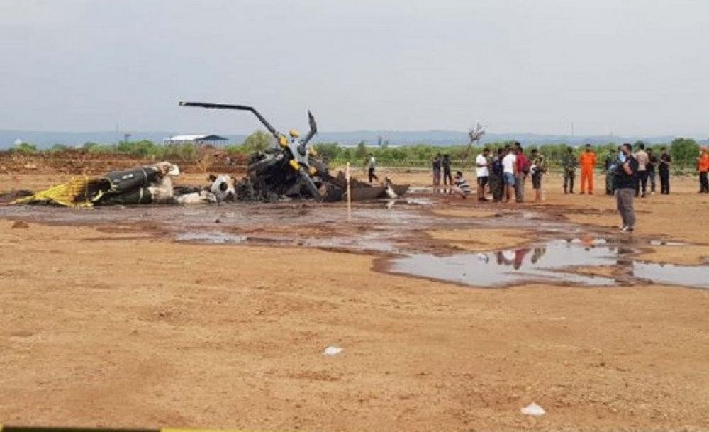Bangkai helikopter yang jatuh di area Kawasan Industri Kendal (KIK), Sabtu (6/6) sore. (ANTARA/ I.C.Senjaya)