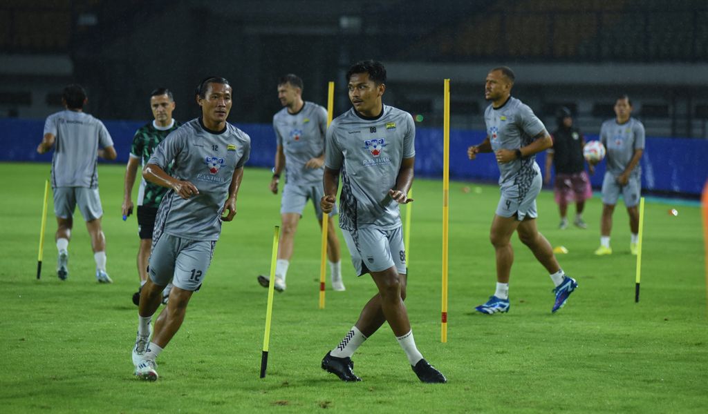 Pemain PERSIB menjalani sesi latihan malam di Stadion Gelora Bandung Lautan Api, Senin, 3 Maret 2025. (PERSIB.co.id/Sutanto Nurhadi Permana)