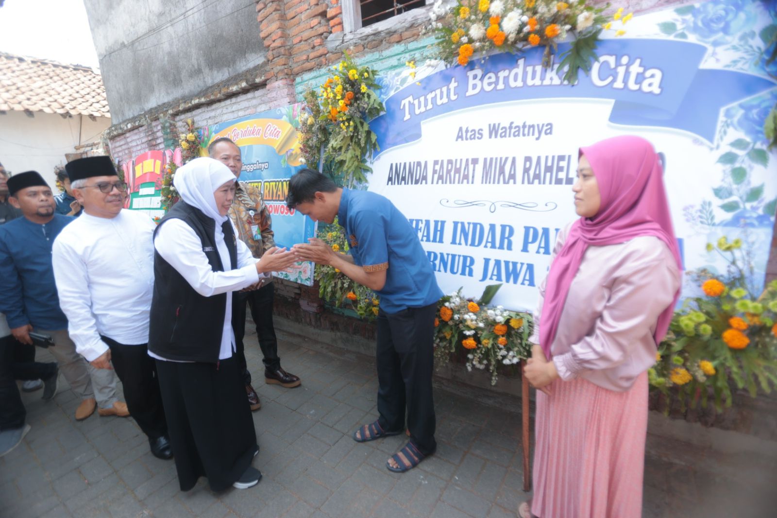 Gubernur Jawa Timur Khofifah Indar Parawansa saat takziah ke rumah duka atlet tinju Farhat Mika Rahel Riyanto (15) di Jalan Sucipto Yudhodiharjo RT 30 RW 06, Bondowoso, dilanjutkan ziyarah ke makam, Sabtu, (16/9).

