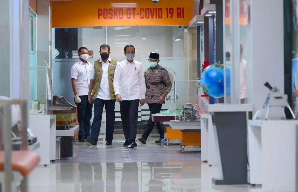 Presiden usai meninjau kantor Gugus Tugas percepatan penanganan Covid-19 di Jakarta Timur, Rabu, (10/6). Kepala Negara mengingatkan bahwa tugas besar belum berakhir karena ancaman Covid-19 masih ada. Kondisi terkait Covid-19 juga dinilai masih dinamis di 