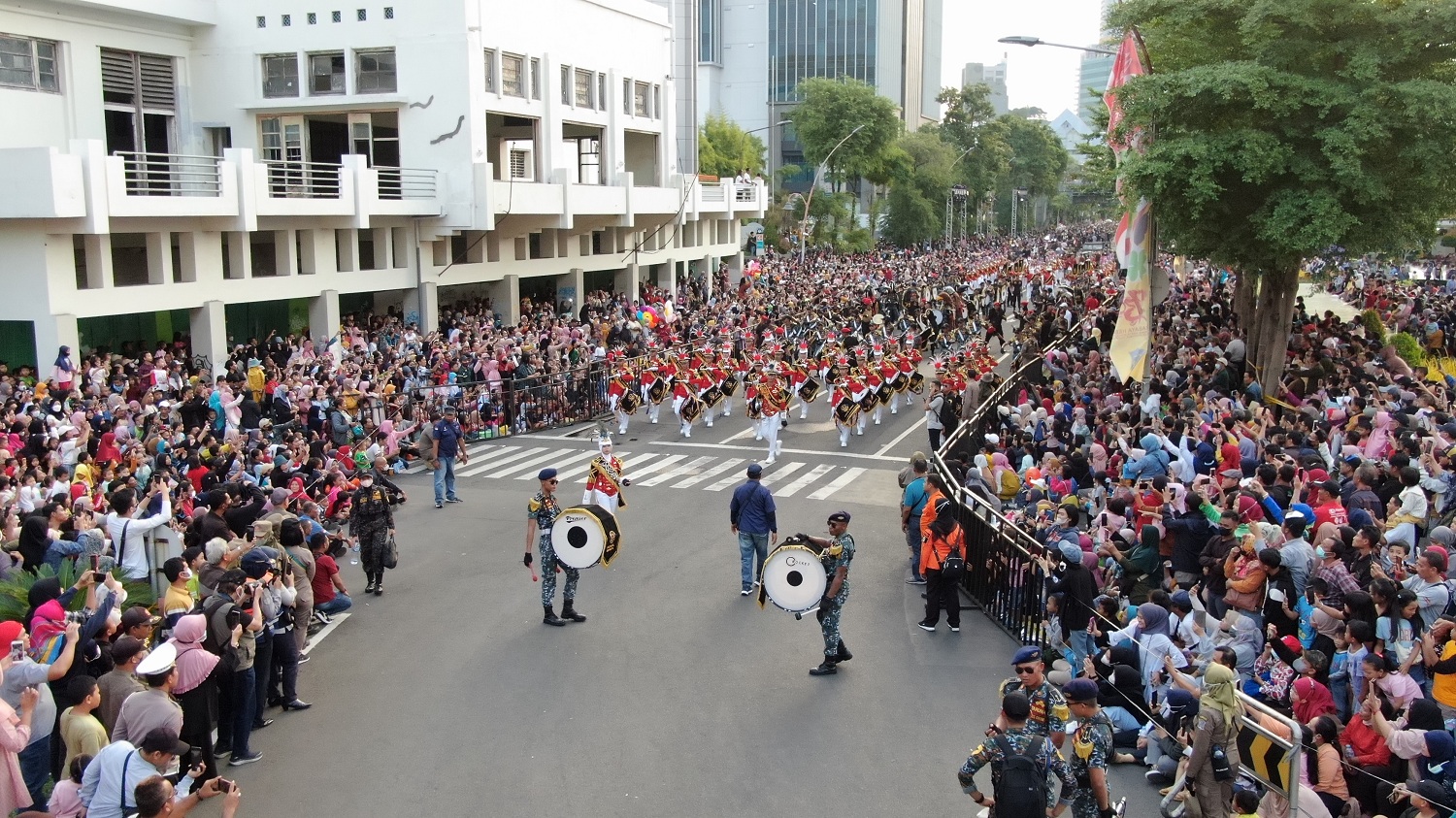 Ribuan masyarakat tumplek blek di sepanjang Jalan Pahlawan hingga menuju Jalan Gubernur Suryo Surabaya, Sabtu (27/5/2023).