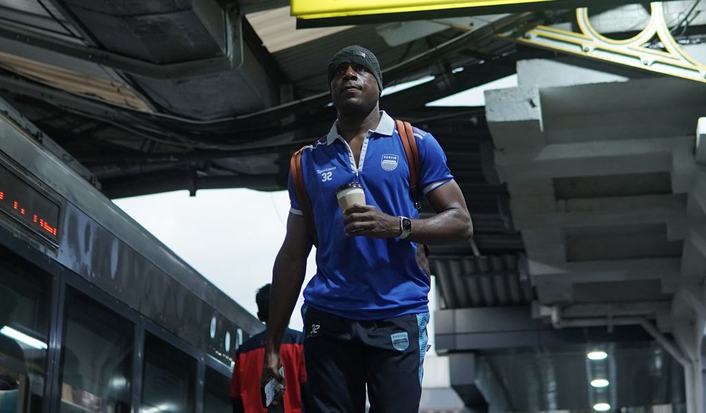 Bek PERSIB, Victor Igbonefo di Stasiun Bandung. (PERSIB.co.id/Barly Isham)

