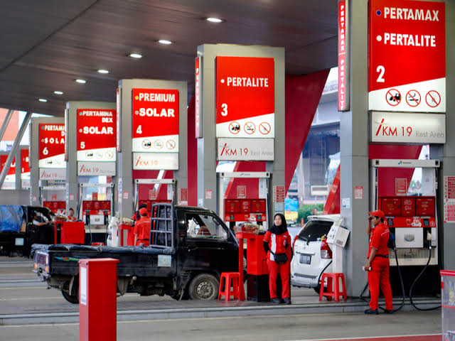  PT Pertamina menurunkan harga bahan bakar minyak (BBM) non-subsidi, dengan besaran mulai Rp450 hingga Rp1.100 per liter mulai 1 Januari 2024