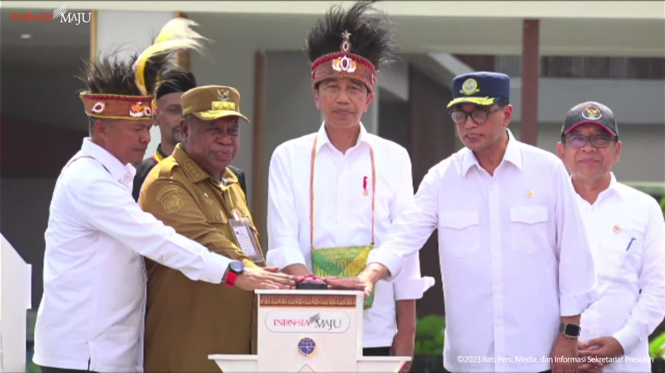 Presiden RI Joko Widodo (Jokowi) meresmikan pengoperasian dua bandar udara (bandara) di tanah Papua, Kamis (23/11/2023)