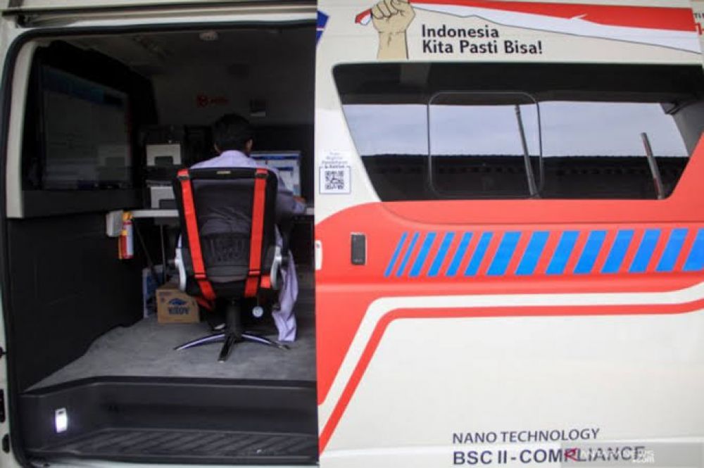 Petugas laboratorium memeriksa hasil test swab COVID-19 warga di dalam mobil tes polymerase chain reaction (PCR) atau Mobile Combat COVID-19 di RSUD Sidoarjo, Jawa Timur, Kamis (28/5/2020). 