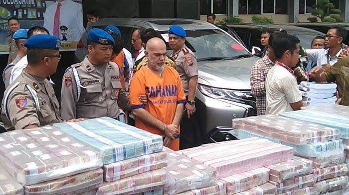 Kamal Tarachand Mirchandani alias Sanjay, Bos MeMiles saat ditangkap Polda Jawa Timur dengan barang bukti uang ratusan miliar 