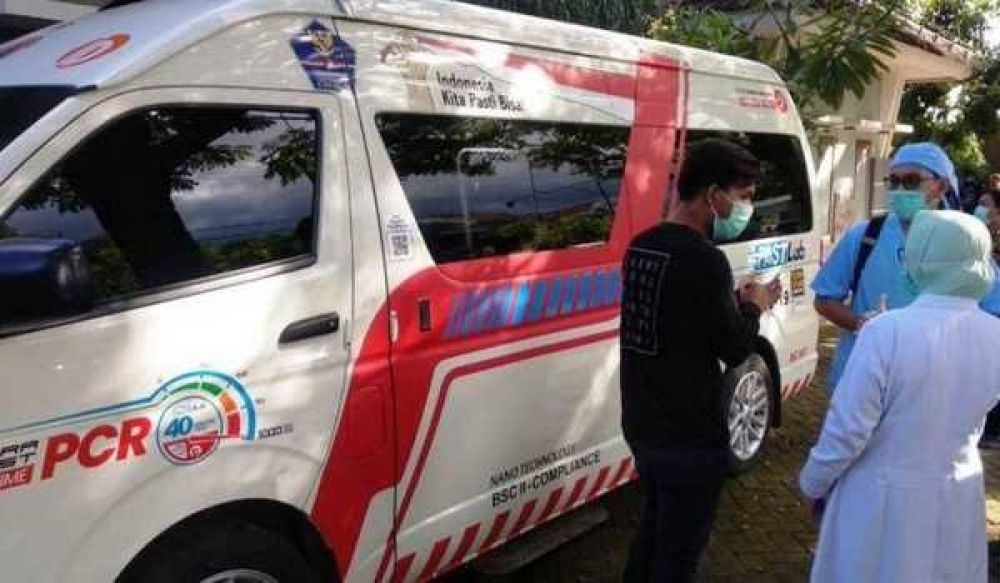 Mobil laboratorium PCR saat berada di Tulungagung, Jumat (29/05/2020). 