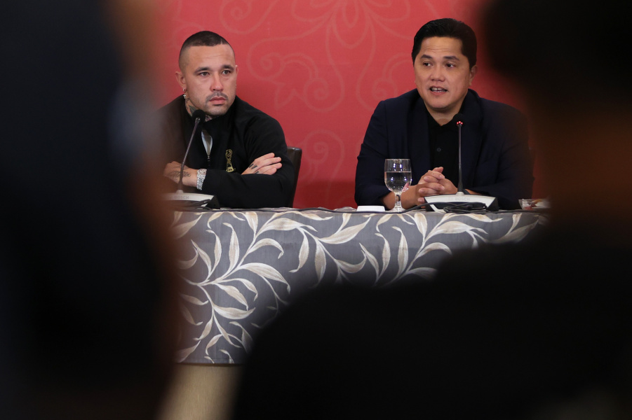 Pesepakbola keturunan Indonesia Radja Nainggolan dan ketua umum PSSI Erick Thohir