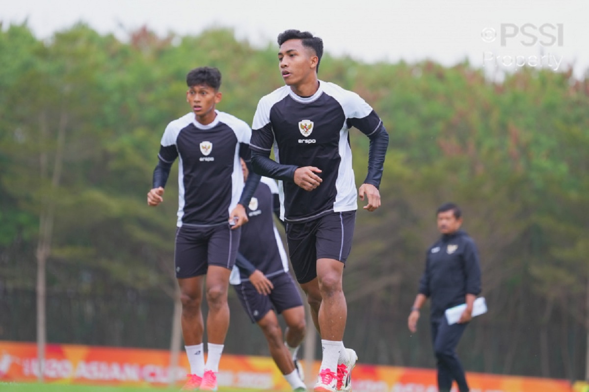 Tim U-20 Indonesia saat latihan yang digelar di Lapangan Leicheng Football Training Base pada Rabu (12/2)