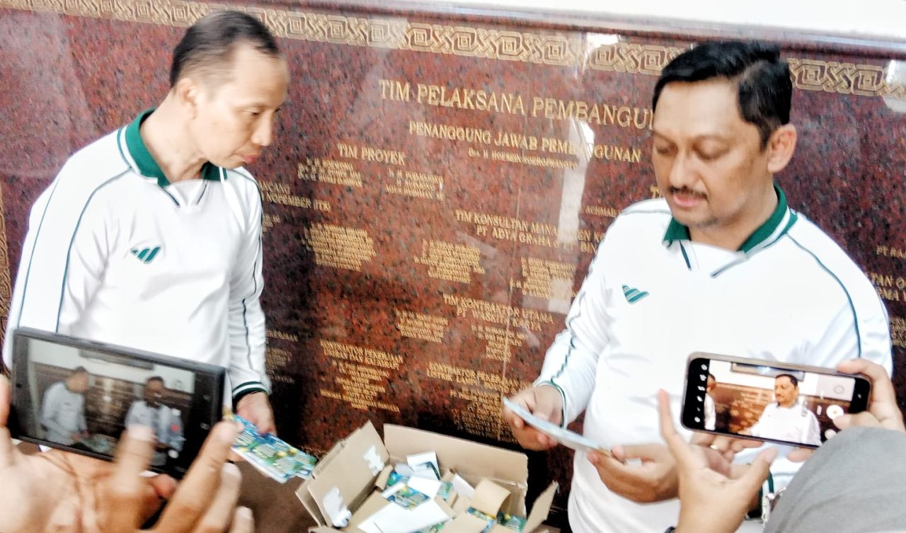 Asisten Pemerintahan dan Kesejahteraan Rakyat Sekretaris Daerah Provinsi Jawa Timur Imam Hidayat saat memberikan keterangan pers