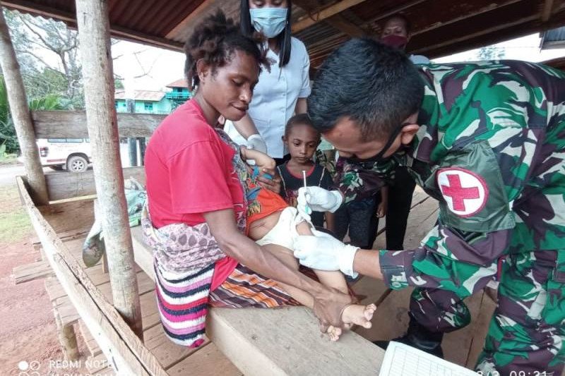 Prajurit Satgas Pamtas Yonif 122/TS membantu Puskesmas Waropko memberikan layanan immunisasi bagi balita di perbatasan RI-PNG.(ANTARA News Papua/HO-Pendam XVII/Cenderawasih)