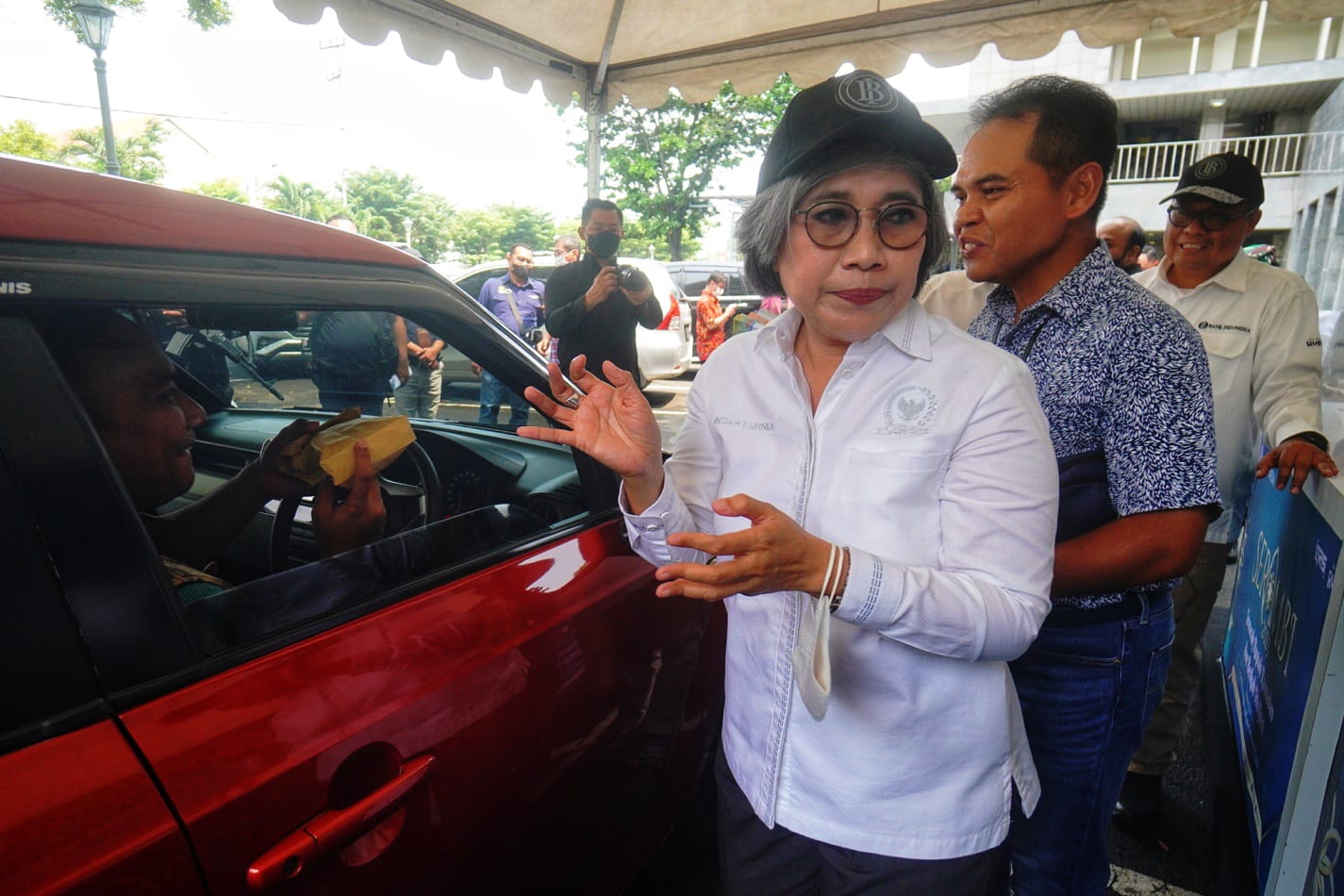 Anggota Komisi XI DPR RI Indah Kurnia ikut dalam penukaran uang untuk memenuhi kebutuhan masyarakat melalui Kick Off Semarak Rupiah Ramadhan dan Berkah Idul Fitri (SERAMBI) 2023