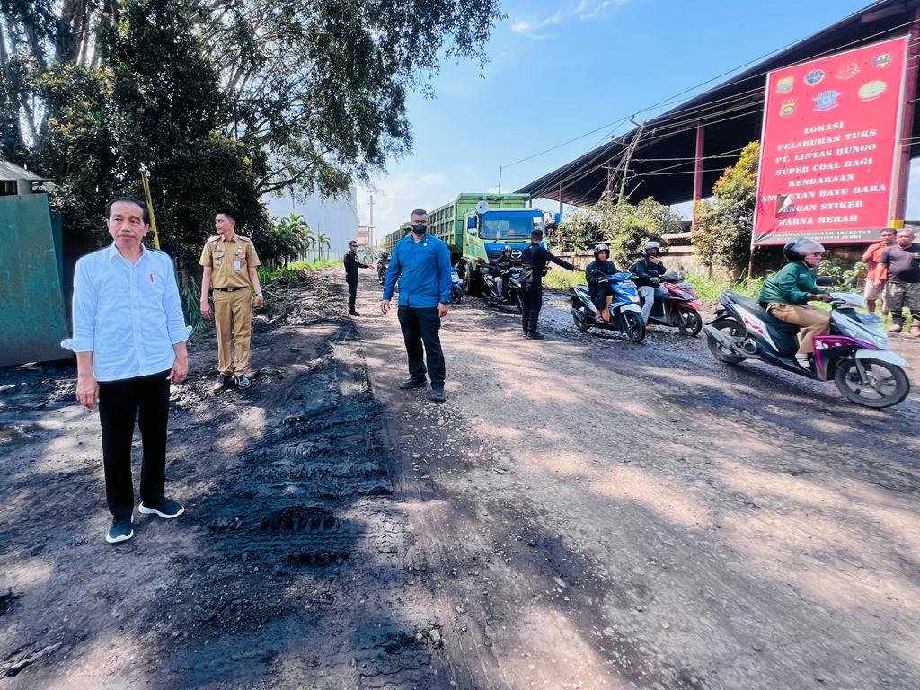Presiden Jokowi meninjau Jalan Nasional Batas Kota Jambi ke Pelabuhan Talang Dukuh, Kabupaten Muaro Jambi, Provinsi Jambi, pada Selasa (16/05/2023). (Foto: BPMI Setpres/Laily Rachev)
