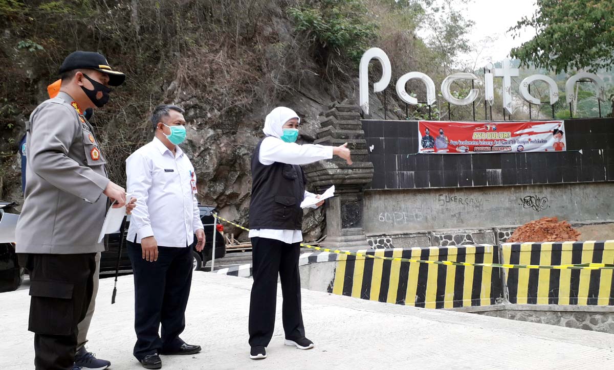Gubernur Jatim Khofifah Indar Parawansa bersama Kepala Sinas Perhubungan Jatim Nyono dan Kapolres Ponorogo AKBP Mochamad Nur Azis ketika meninjau jembatan  Tangkeban sendiri berada di perbatasan Kab. Ponorogo dengan Kab. Pacitan.