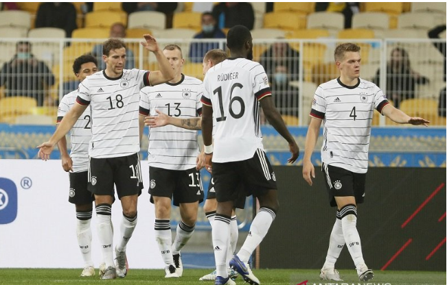 Gelandang tim nasional Jerman Leon Goretzka (kiri) melakukan selebrasi bersama rekan-rekannya seusai mencetak gol ke gawang Ukraina dalam lanjutan UEFA Nations League 2020/21 Divisi A Grup 4 (A4) di Stadion NSK Olimpijs'kyj, Kiev, Ukraina, Sabtu (10/10/20