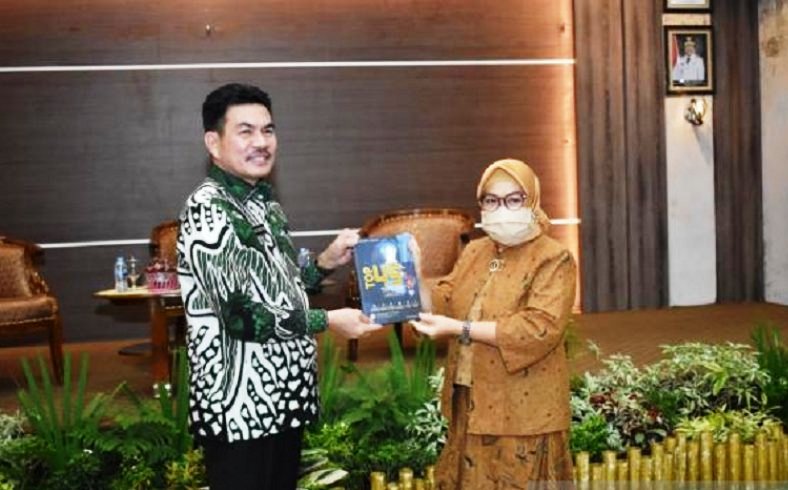 Deputi Bidang Pelayanan Publik Kemenpan RB Diah Natalisa menyerahkan buku kepada Sekretaris Daerah Provinsi Kepulauan Bangka Belitung Naziarto saat rakor penetapan Babel sebagai percontohan Hub Jaringan Inovasi Pelayanan Publik (JIPP) 2020 di Pangkalpinan