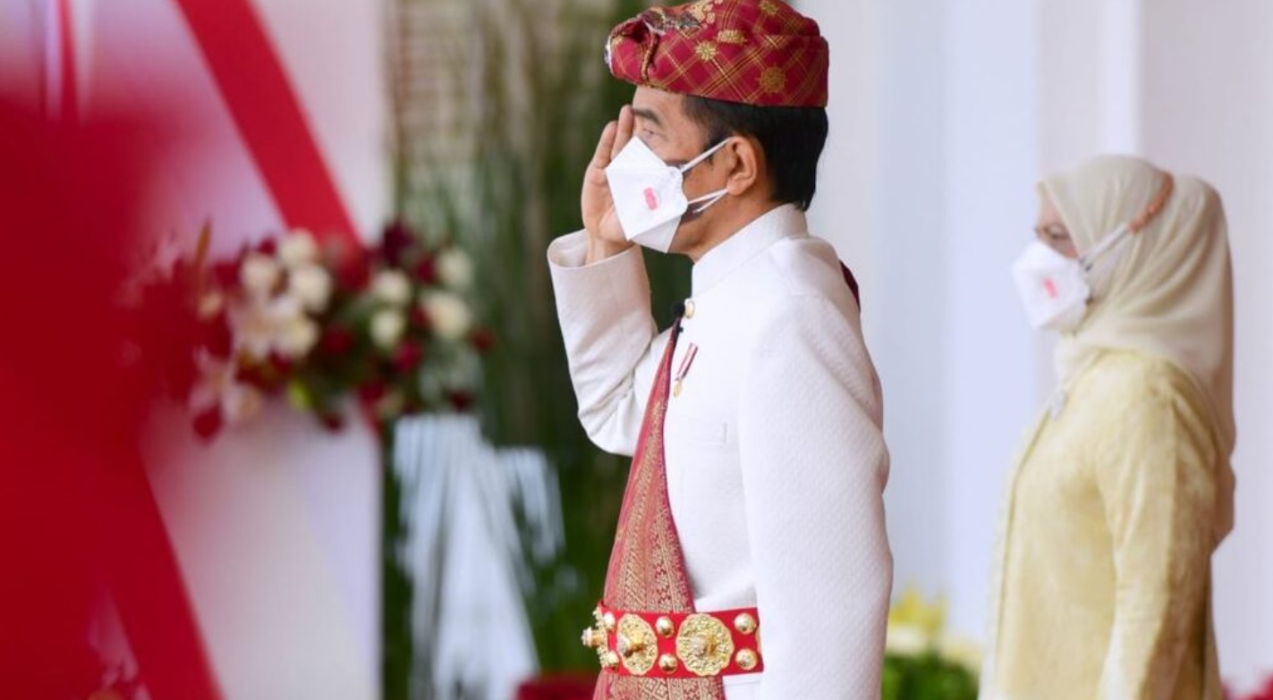Presiden Joko Widodo tampak mengenakan pakaian adat khas Lampung saat memimpin Upacara Peringatan Detik-Detik Proklamasi di Istana Merdeka, Jakarta, pada Selasa, 17 Agustus 2021.