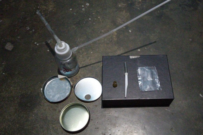 Barang bukti hasil penangkapan narkoba jenis sabu-sabu milik pasangan suami istri berinisial FN (37) dan SD (32), di Tanjungpinang, Kepri. (ANTARA/HO)
