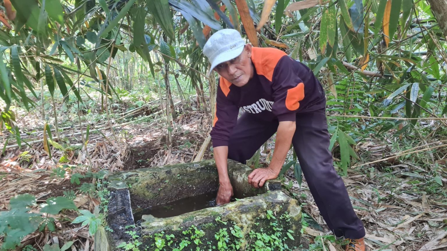 Isa Ansori masih gigih naik turun gunung dan keluar masuk hutan di wilayah Kecamatan Belik, Kabupaten Pemalang, untuk melakukan penyelamatan lingkungan hidup.
