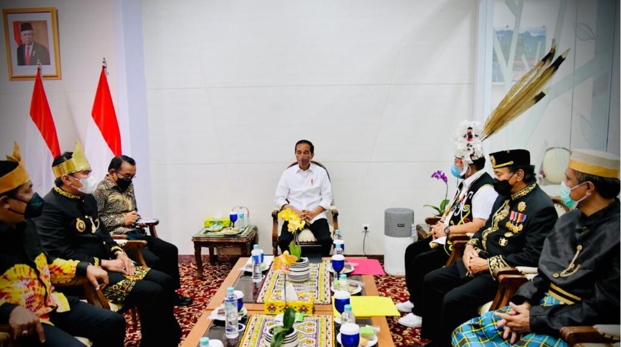 Presiden Joko Widodo menggelar pertemuan dengan sejumlah tokoh masyarakat dan adat Kalimantan Timur di Bandar Udara Internasional Sultan Aji Muhammad Sulaiman, Kota Balikpapan, pada Senin, 31 Januari 2022. Foto: BPMI Setpres