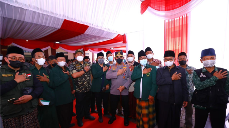 Kapolri bersama dengan anggota Komisi III DPR RI Cucun Ahmad Syamsurijal menghadiri langsung akselerasi vaksinasi di Pusdik Intelkam, Soreang, Kabupaten Bandung, Jawa Barat.