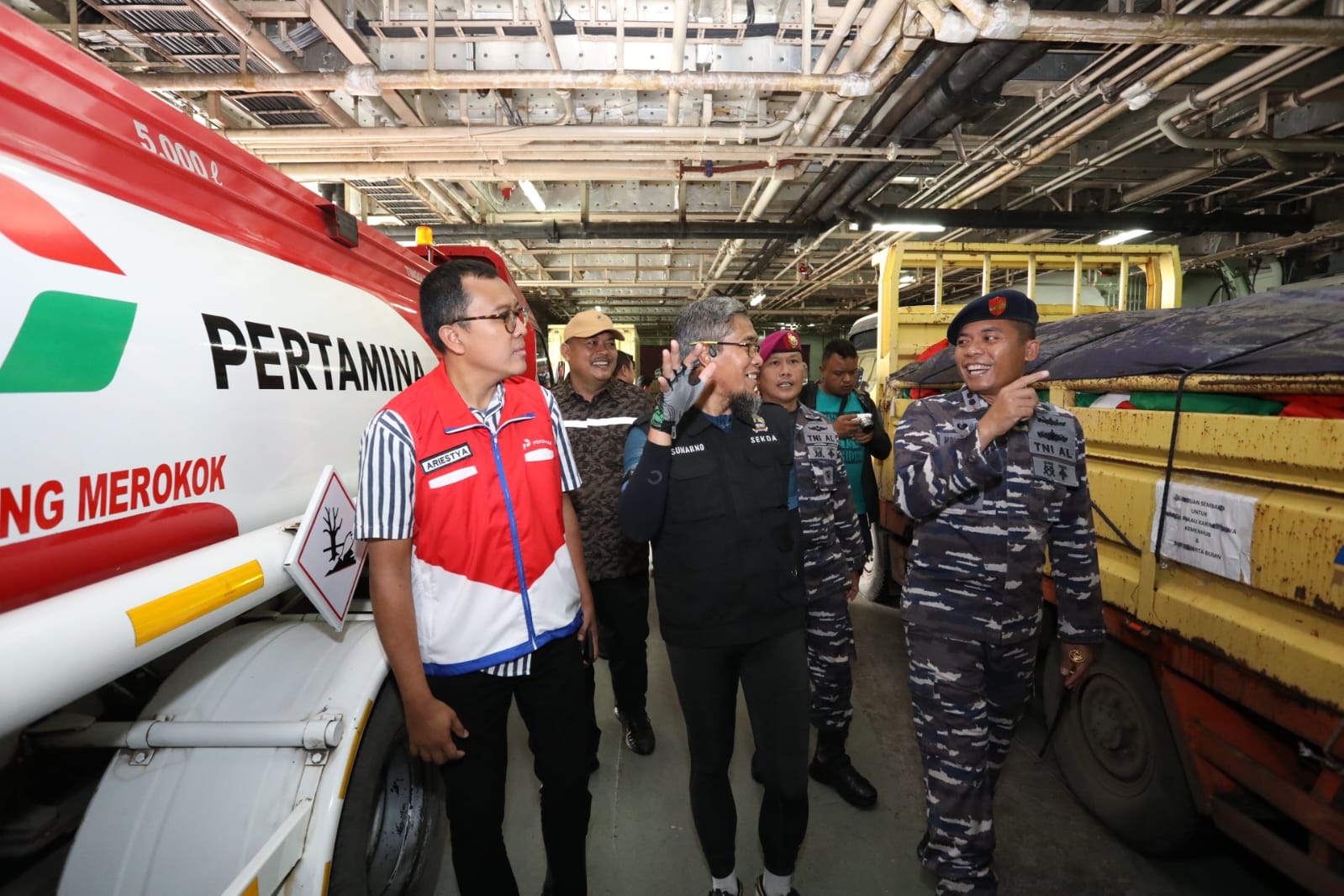 Kapal milik TNI Angkatan Laut KRI Makassar yang membawa sembako, genset, dan BBM, menuju ke Karimunjawa, dilepas Sekretaris Daerah Provinsi Jawa Tengah Sumarno, Rabu (5/1/2023) pagi.