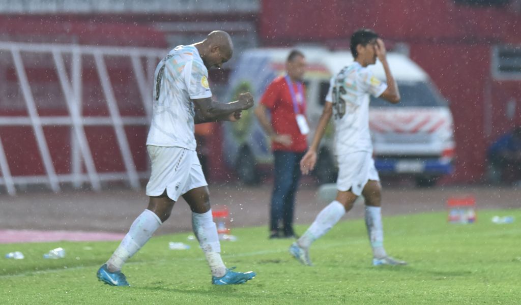 Penyerang PERSIB, Gervane Kastaneer merayakan gol ke gawang Arema FC pada pertandingan pekan ke-20 Liga 1 2024/2025 di Stadion Gelora Soepriadi Blitar, Jumat, 24 Januari 2025. (PERSIB.co.id/Barly Isham)